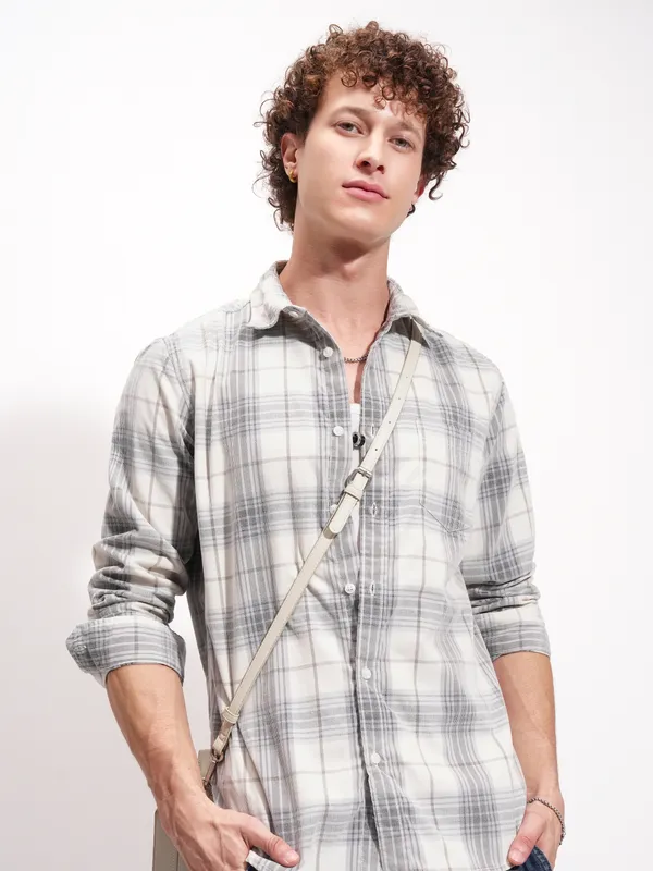 Highlander Men Off White Checked Slim Fit Casual Shirt