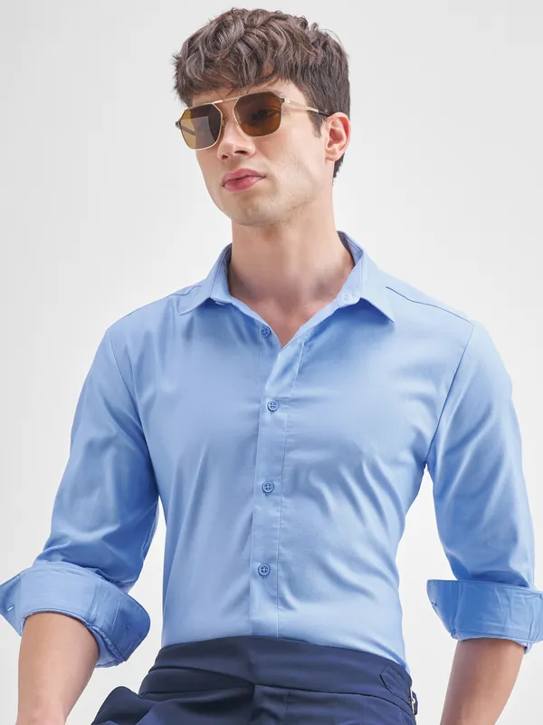 Highlander Men Blue Solid Slim Fit Casual Shirt