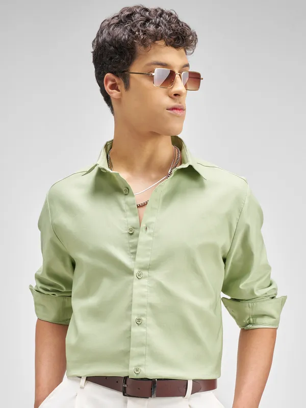 Highlander Men Green Solid Regular Fit Casual Shirt