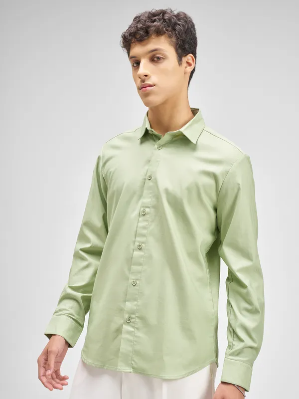 Highlander Men Green Solid Regular Fit Casual Shirt