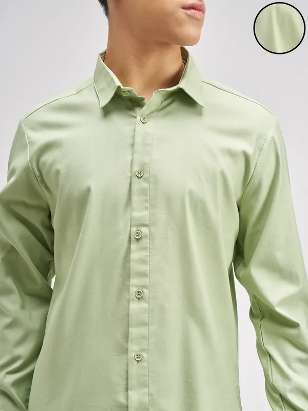 Highlander Men Green Solid Regular Fit Casual Shirt