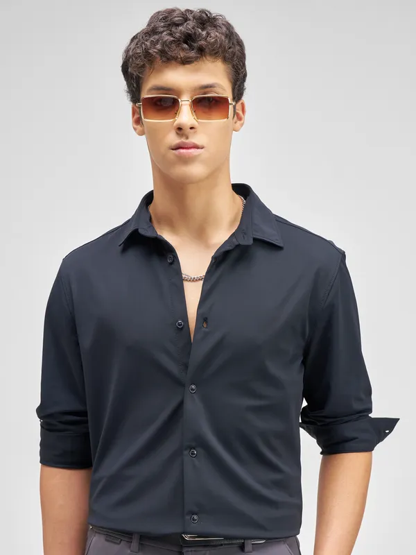 Highlander Men Navy Blue Solid Slim Fit Casual Shirt
