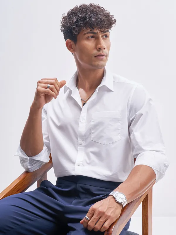 Highlander Men White Solid Slim Fit Casual Shirt