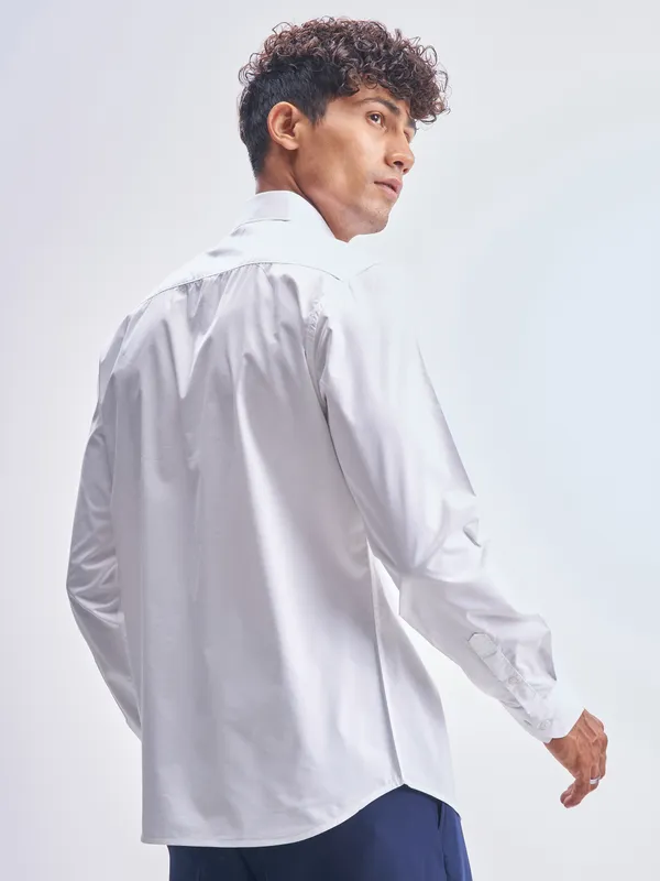 Highlander Men White Solid Slim Fit Casual Shirt