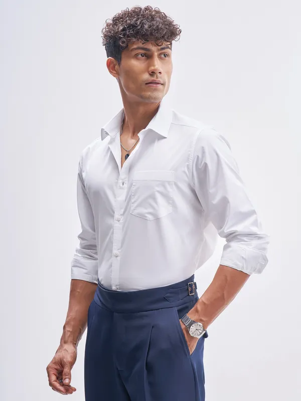 Highlander Men White Solid Slim Fit Casual Shirt