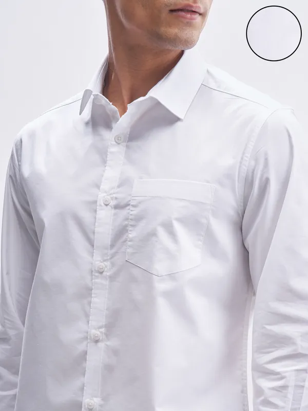 Highlander Men White Solid Slim Fit Casual Shirt