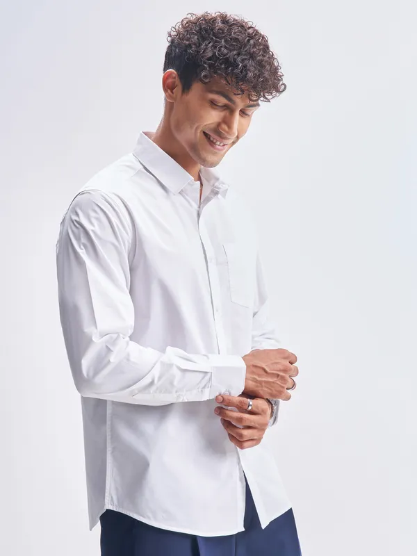 Highlander Men White Solid Slim Fit Casual Shirt