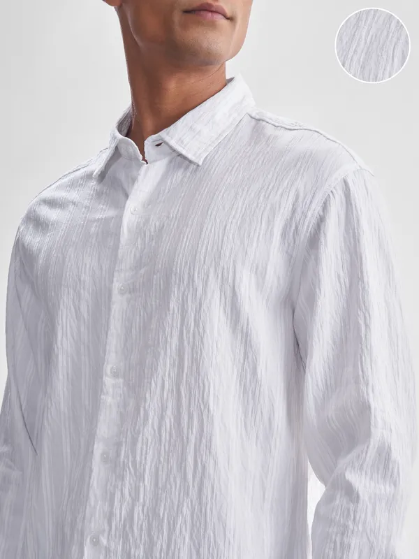 Highlander Men White Crushed Relaxed Fit Casual Shirt