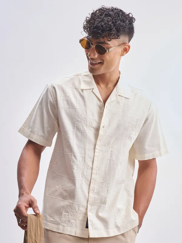 Highlander Men Cream Self Design Relaxed Fit Casual Shirt