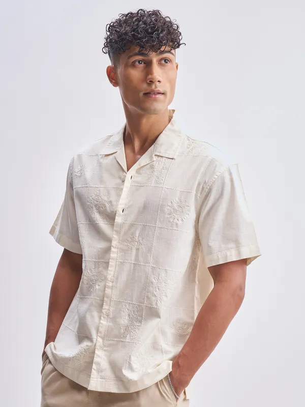 Highlander Men Cream Self Design Relaxed Fit Casual Shirt