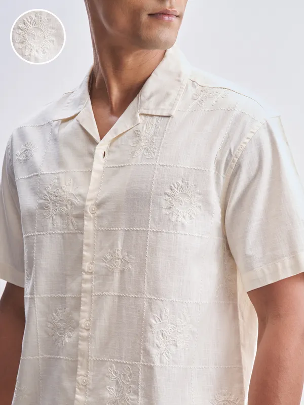 Highlander Men Cream Self Design Relaxed Fit Casual Shirt