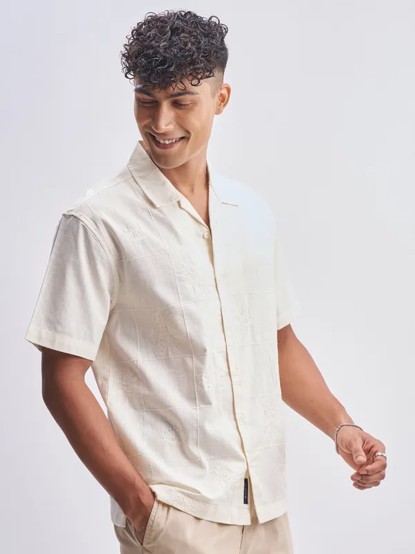 Highlander Men Cream Self Design Relaxed Fit Casual Shirt