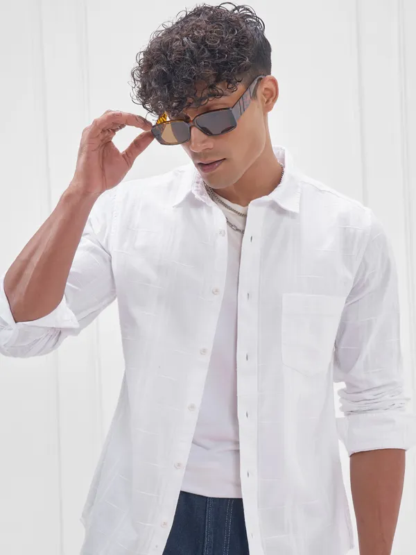 Highlander Men White Solid Slim Fit Casual Shirt