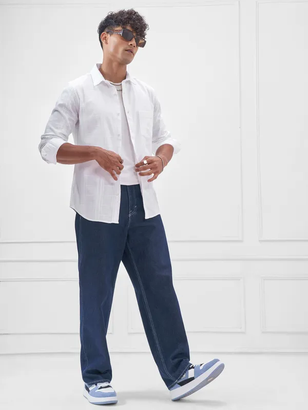 Highlander Men White Solid Slim Fit Casual Shirt