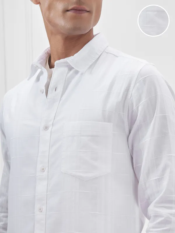 Highlander Men White Solid Slim Fit Casual Shirt