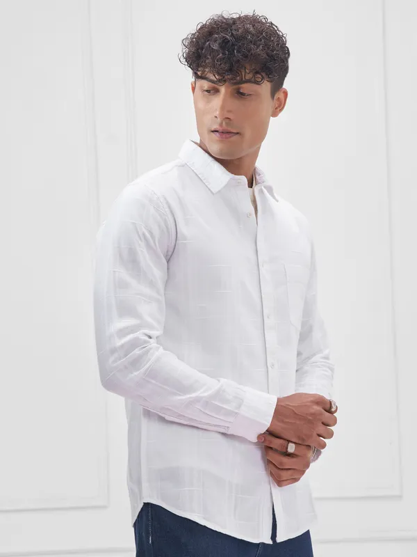 Highlander Men White Solid Slim Fit Casual Shirt