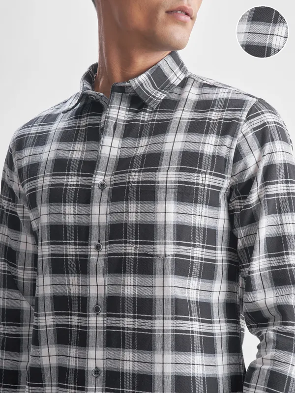 Highlander Men White Checked Slim Fit Casual Shirt