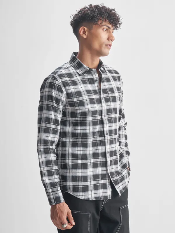 Highlander Men White Checked Slim Fit Casual Shirt