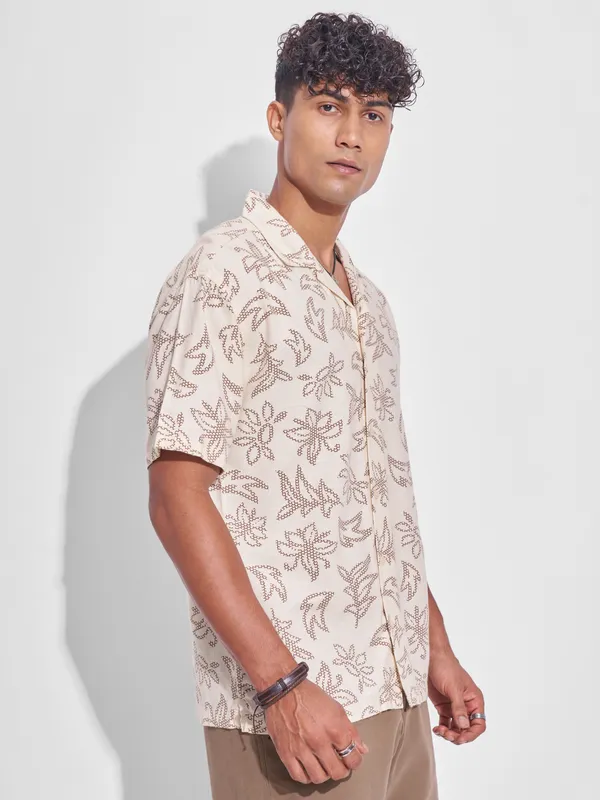 Highlander Men Cream Printed Relaxed Fit Casual Shirt