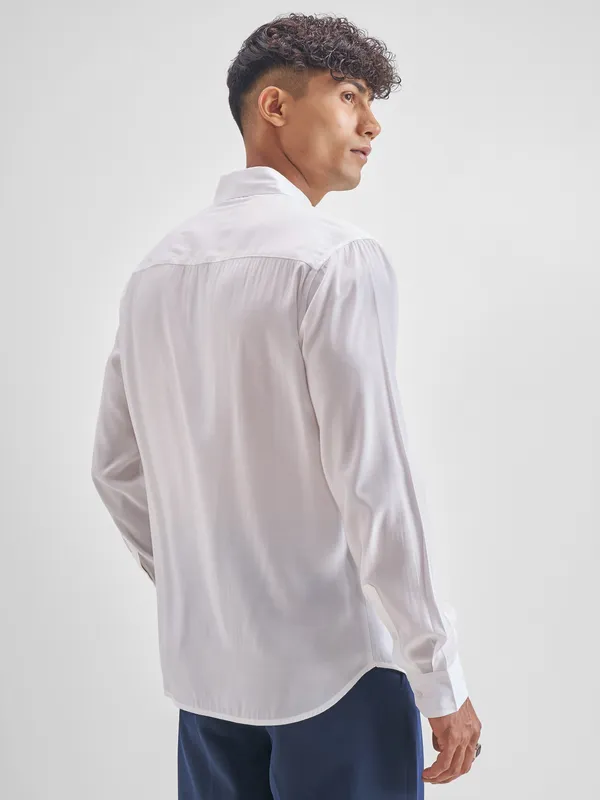 Highlander Men White Solid Relaxed Fit Casual Shirt