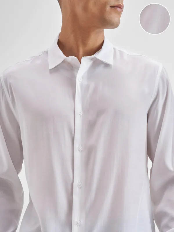Highlander Men White Solid Relaxed Fit Casual Shirt