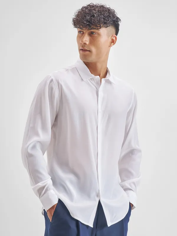 Highlander Men White Solid Relaxed Fit Casual Shirt