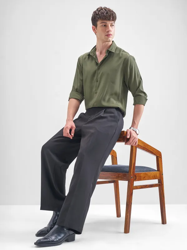 Highlander Men Olive Solid Relaxed Fit Casual Shirt