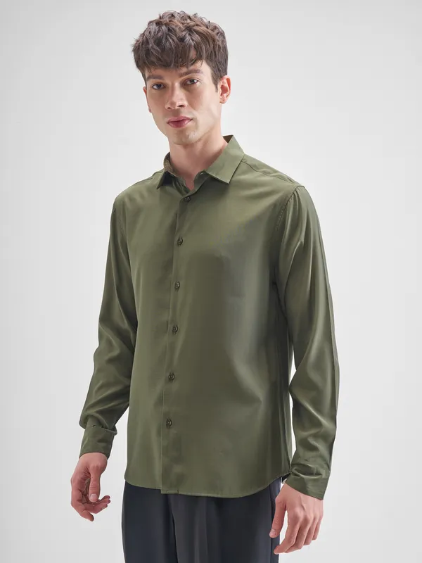Highlander Men Olive Solid Relaxed Fit Casual Shirt