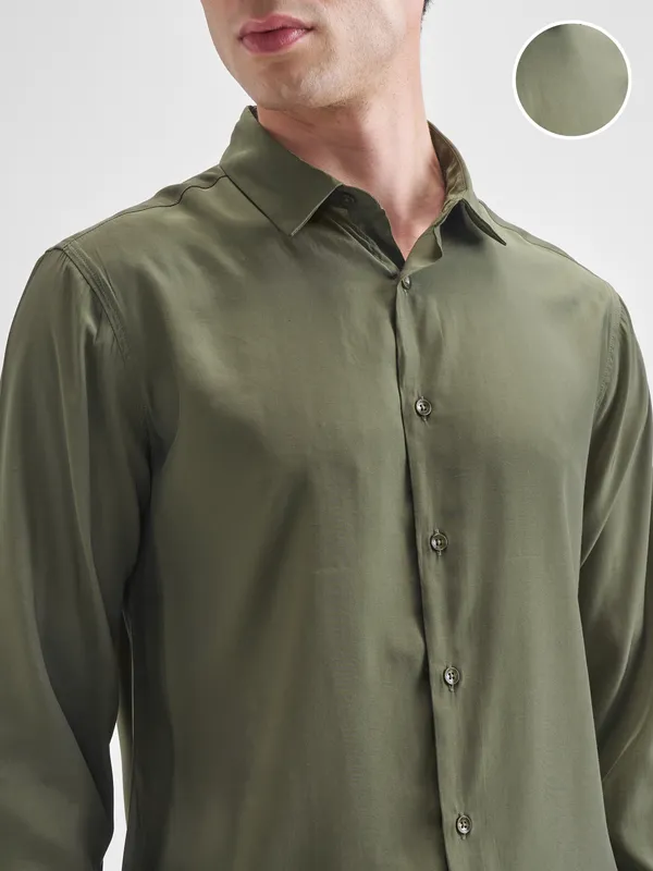 Highlander Men Olive Solid Relaxed Fit Casual Shirt
