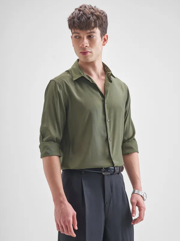 Highlander Men Olive Solid Relaxed Fit Casual Shirt