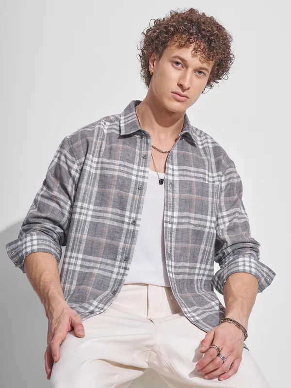 Highlander Men Cream Checked Relaxed Fit Casual Shirt