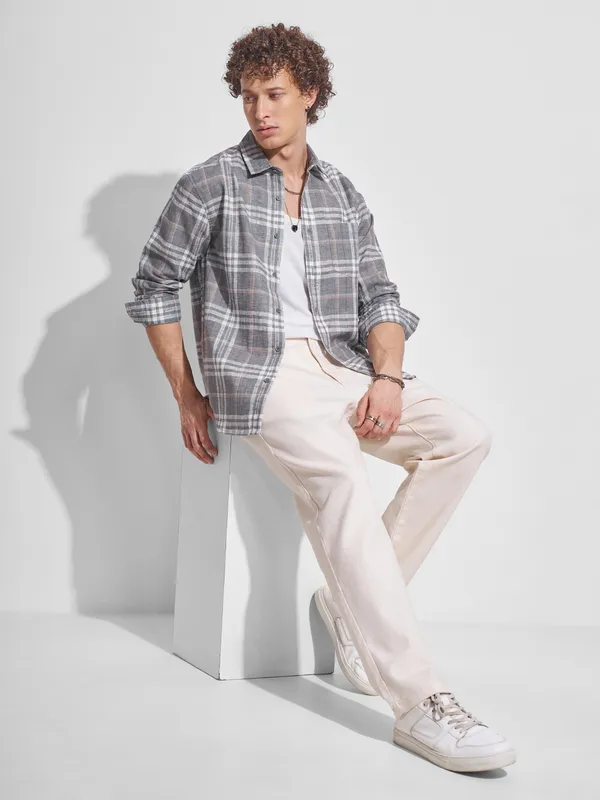 Highlander Men Cream Checked Relaxed Fit Casual Shirt