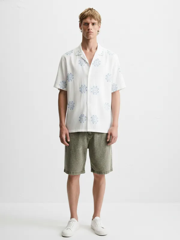 Highlander Men White Self Design Relaxed Fit Casual Shirt