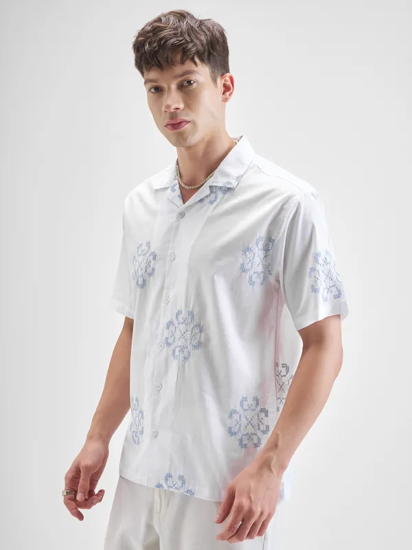Highlander Men White Self Design Relaxed Fit Casual Shirt