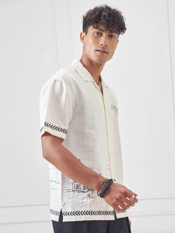 Highlander Men Off White Printed Boxy Fit Casual Shirt