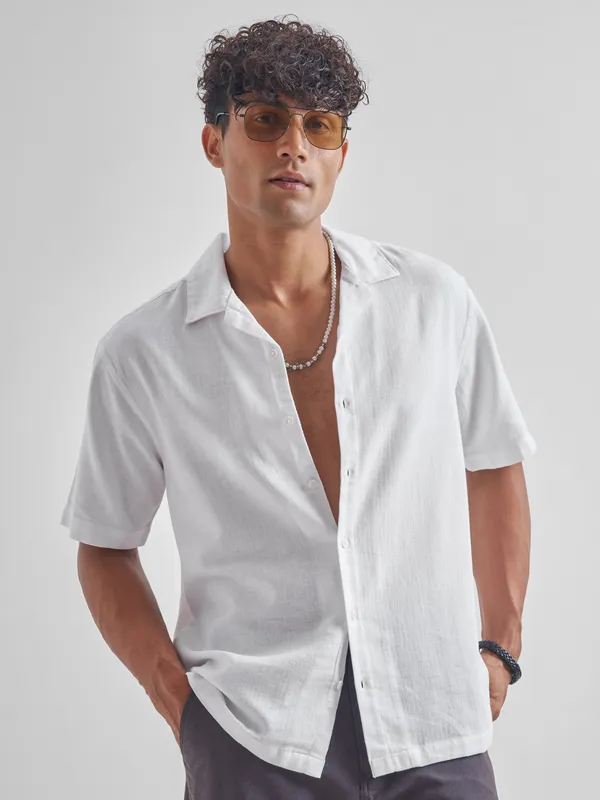 Highlander Men White Solid Relaxed Fit Casual Shirt