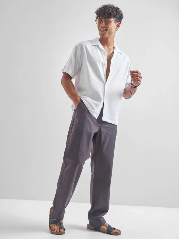 Highlander Men White Solid Relaxed Fit Casual Shirt