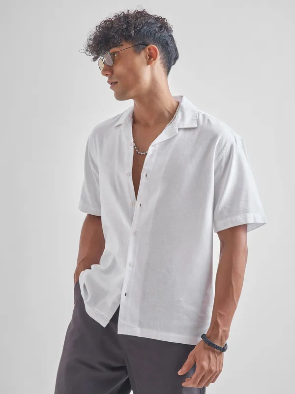 Highlander Men White Solid Relaxed Fit Casual Shirt