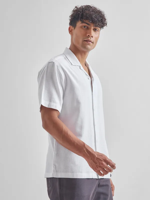 Highlander Men White Solid Relaxed Fit Casual Shirt