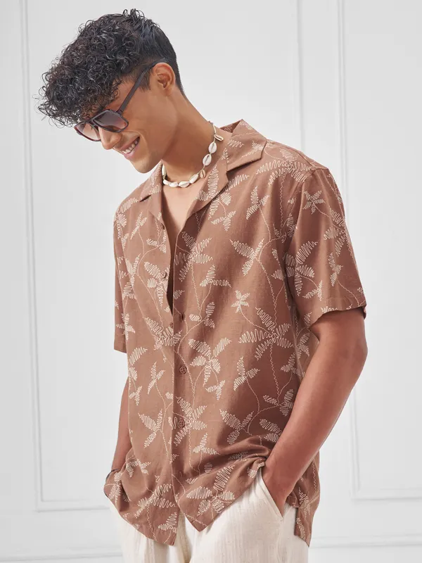 Highlander Men Cream Printed Relaxed Fit Casual Shirt