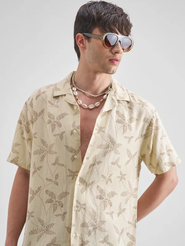 Highlander Men Cream Printed Relaxed Fit Casual Shirt