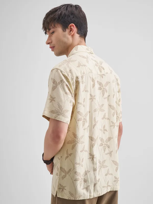 Highlander Men Cream Printed Relaxed Fit Casual Shirt
