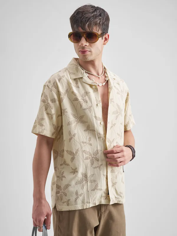 Highlander Men Cream Printed Relaxed Fit Casual Shirt