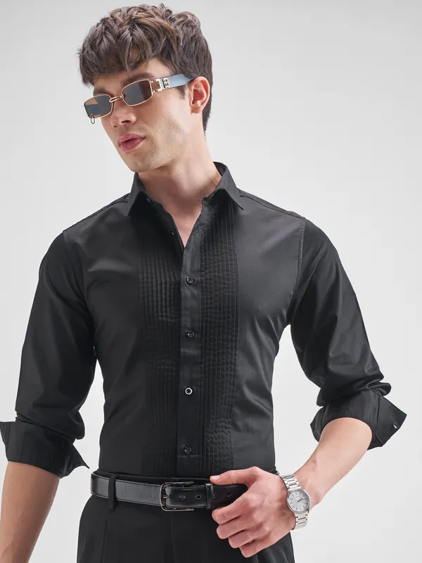 Highlander Men Black Solid Slim Fit Casual Shirt