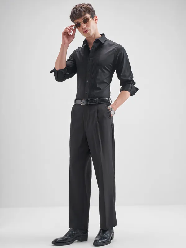 Highlander Men Black Solid Slim Fit Casual Shirt