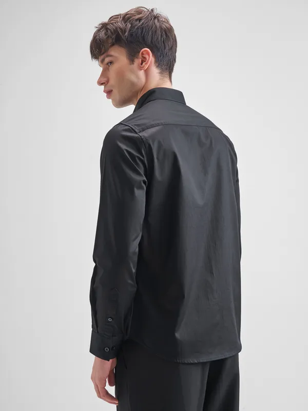 Highlander Men Black Solid Slim Fit Casual Shirt