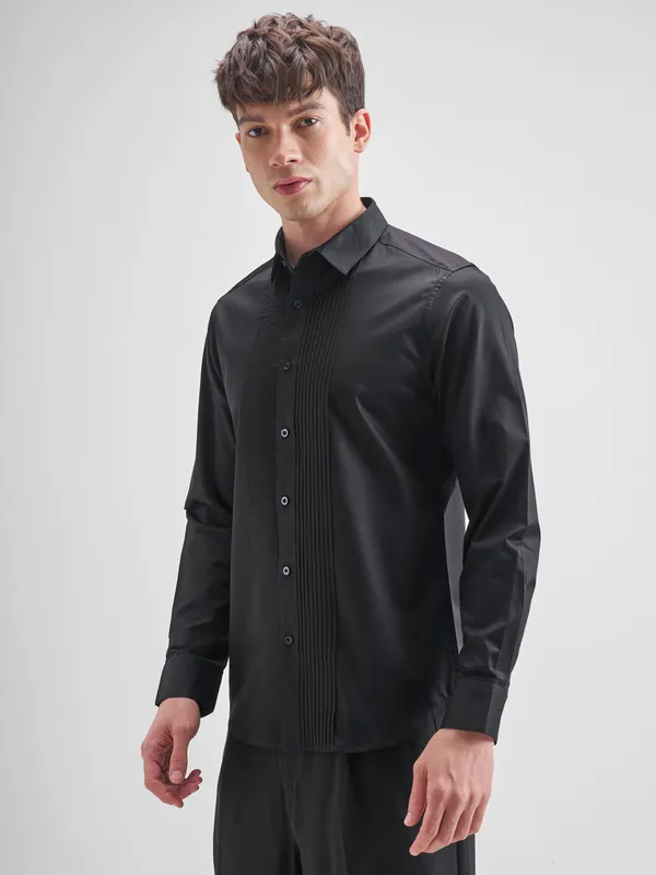 Highlander Men Black Solid Slim Fit Casual Shirt