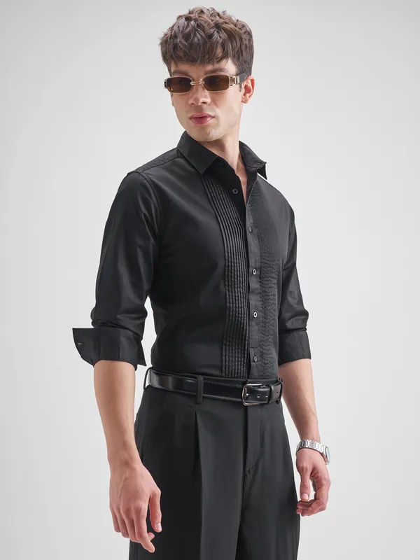 Highlander Men Black Solid Slim Fit Casual Shirt