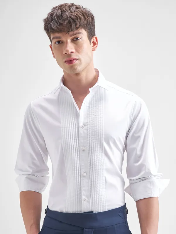 Highlander Men White Solid Slim Fit Casual Shirt