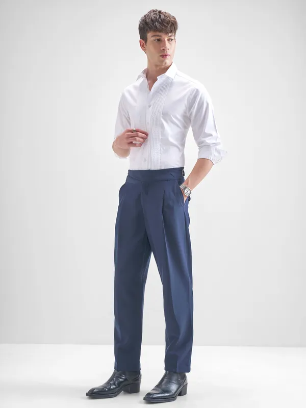 Highlander Men White Solid Slim Fit Casual Shirt